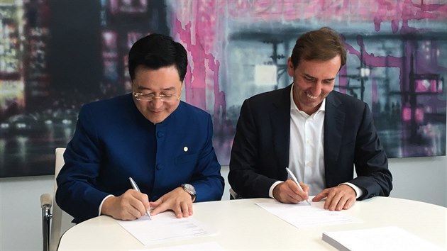 Pražské Florentinum koupila čínská skupina CEFC. Smlouvu podepsal prezident CEFC China Chan Chauto s Markem Dospivou z Penty.