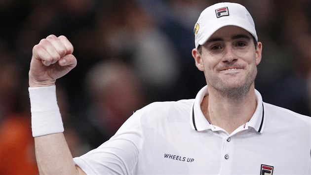 John Isner se raduje z postupu do finle turnaje v Pai. V semifinle si poradil s Marinem iliem.