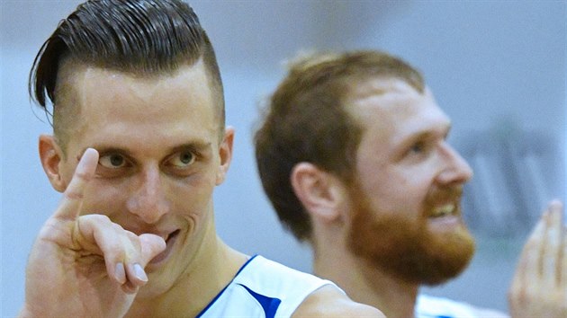 Dnt basketbalist Tom Pomiklek (vlevo) a Robert Landa slav vtzstv.