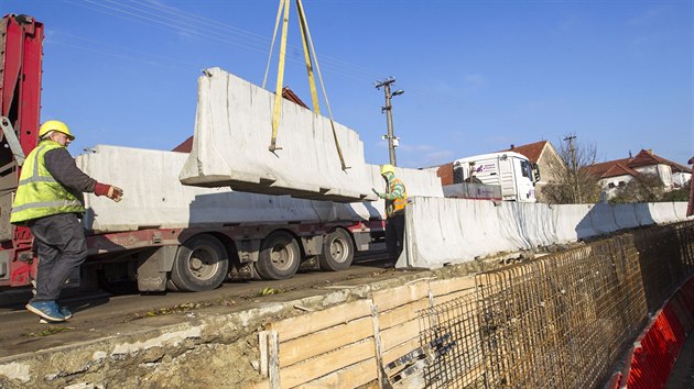 Silnice v Osku u Litomyle smrem na Nov Hrady je uzavena, cesti se pustili po postupnm sesuvu pdy do nkladnch oprav za 20 milion korun.