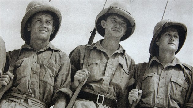 Stanislav Hnělička se zúčastnil i legendární bitvy o Tobruk. Na snímku (z knihy Naši v poušti) stojí Hnělička uprostřed.