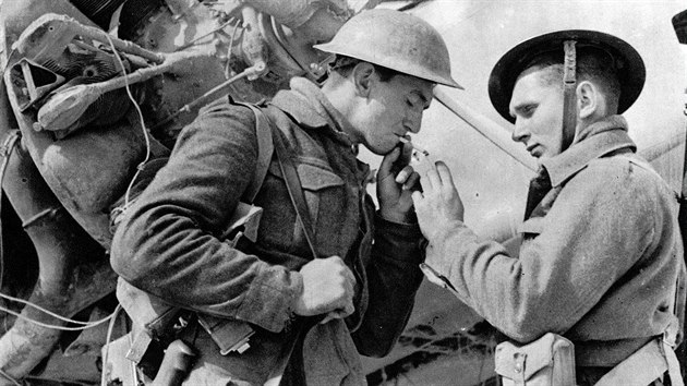 „Fotograf Robert Kellner chtěl udělat snímek, jak si dva vojáci zapalují cigaretu. Přemluvil mě, přestože jsem vůbec nekouřil, abych si jako zapálil," vzpomínal Stanislav Hnělička.