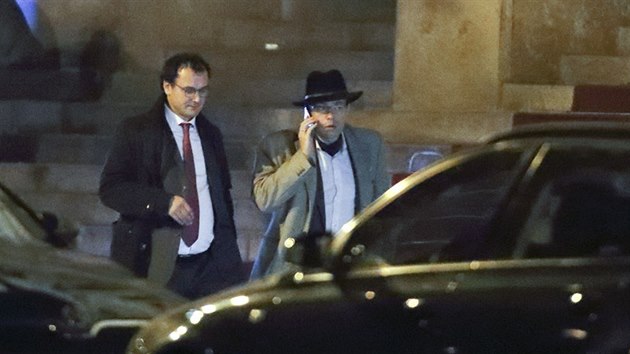 Muž v klobouku je Miloš Růžička, spolumajitel PR agentury Bison & Rose a poradce ministra vnitra Milana Chovance.