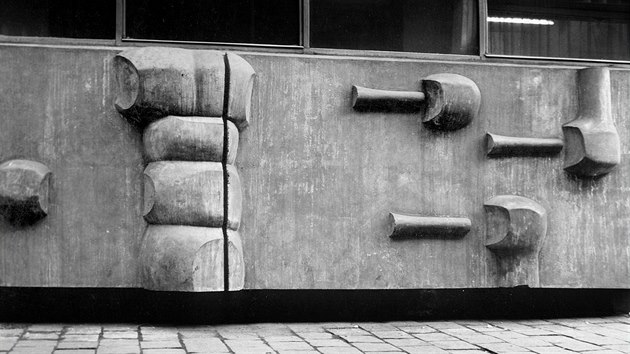 Rozmrn betonov relif Stelci na krlovnu / Boj v kosmu (1966-67) na fasd budovy ostravskho tuzexu. Nenvratn odstrann byl v roce 1999.