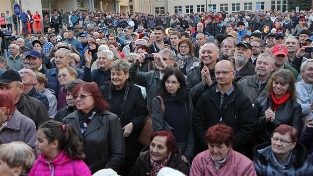 Na prezidenta přišlo v Orlové zhruba tisíc lidí. (2. listopadu 2016)