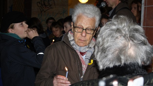 Erich Spitz (s hořící svíčkou) po slavnostním odhalení pamětní desky Pavlu Lionovi v Karlíně.