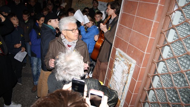 Pamtn desku Pavlu Lionovi odhalili Erich Spitz, kter s nm proil lta v tereznskm ghettu a akademick malka Helga Hokov-Weissov. Ta se s Pavlem Lionem znala jet z doby protektortnho pobytu v Praze.