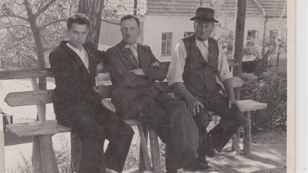 Fotografie Milana Hloblka (zleva), jeho otce a strce pochz jet ze astnch as, kdy hospodaili na svm statku v Mistn. Roku 1951 z nj byli po komunistick akci Kulak vyhnni.