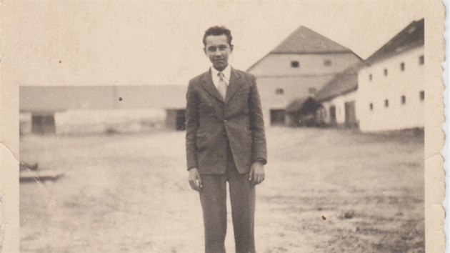 Fotografie Milana Hloblka pochz jet ze astnch as, kdy jeho rodina hospodaila na svm statku v Mistn. Roku 1951 z nj byla po komunistick akci Kulak vyhnna.