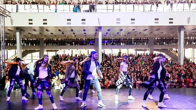 Stejnou sestavu odtančilo na veletrhu Dance Life Expo v Brně na skladbu Michaela Jacksona rekordních 1577 tanečníků (5. listopadu 2016).