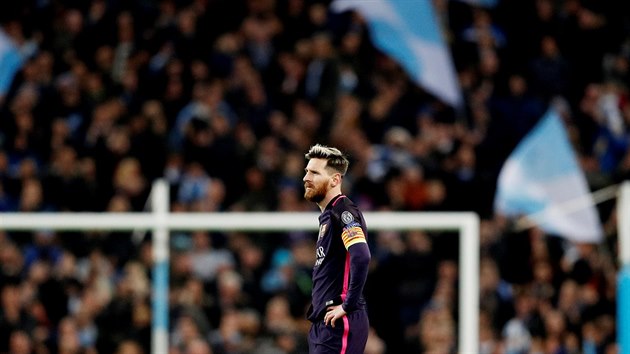 Zklamaný Lionel Messi z Barcelony po porážce v Lize mistrů na hřišti Manchesteru City.