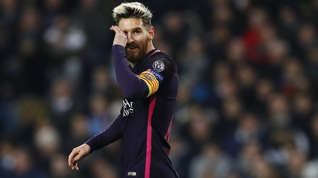 Zklamaný Lionel Messi z Barcelony po porážce v Lize mistrů na hřišti Manchesteru City.