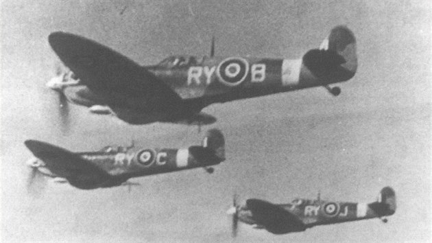 Od podzimu 1944 až do konce války provádělo československé stíhací křídlo převážně dálkové doprovody silných svazů bombardovacích Lancasterů a Halifaxů nad Německo. Snímek Spitfirů 313. československé perutě z jara 1945.