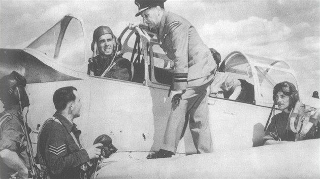 Karel Janoušek při první služební cestě do USA v červenci 1943 navštívil pilotní školu v kanadské provincii Alberta, kde se cvičili budoucí piloti čs. letectva ve Velké Británii.