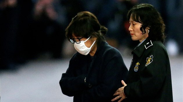 che Son-sil, dlouholetou ptelkyni jihokorejsk prezidentky, zatkla policie (3. listopadu 2016)