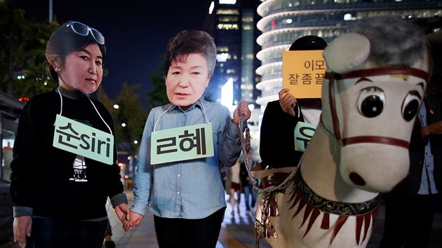 Jihokorejsk prezidentka Pak Kun-hje (uprosted) s vlivnou kamardkou che Son-sil v podn demonstrant v Soulu (27. jna 2016)