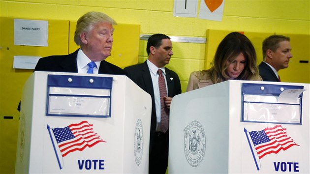 Donald Trump v New Yorku kontroluje hlasování své manželky Melanie (8. listopadu 2016)
