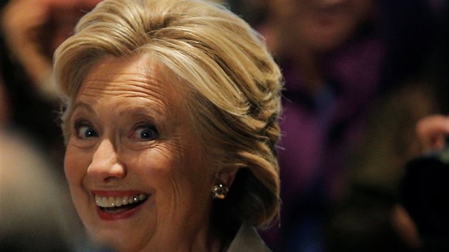 Kandidátka na prezidentku Hillary Clintonová odvolila v newyorském městě Chappaqua. Do volební místnosti ji doprovázel manžel Bill, někdejší americký prezident (8. listopadu 2016)