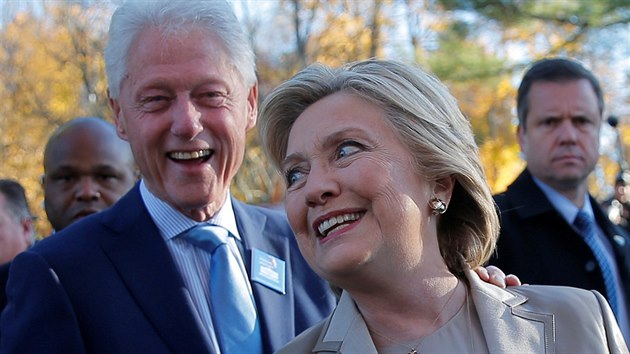 Kandid�tka na prezidentku Hillary Clintonov� odvolila v newyorsk�m m�st� Chappaqua. Do volebn� m�stnosti ji doprov�zel man�el Bill, n�kdej�� americk� prezident. (8. listopadu 2016)