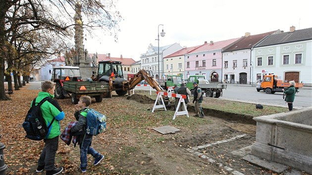 Při výkopových pracích na polenském Husově náměstí objevili dělníci podezřelý předmět, o němž se domnívali, že by mohl být bombou z druhé světové války.