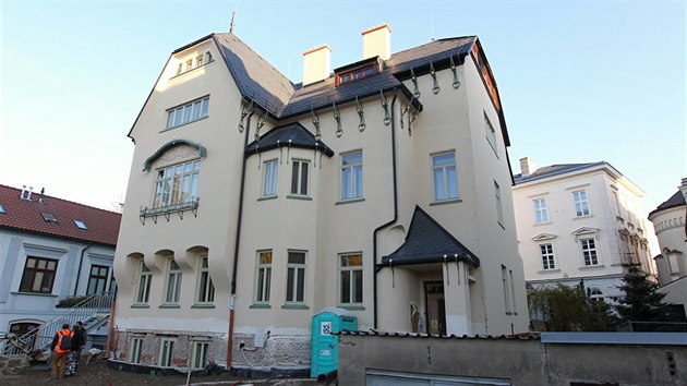 Tuto vilu v ulici Jana Masaryka dlouho zakrýval strom. Stavba pochází ze začátku minulého století. Byla určena pro Marii Karasovou. Na obnovené fasádě je nyní zvýrazněný ornament s jejími iniciálami.
