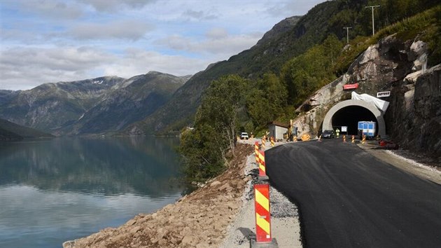 Pavel Brgel pracuje nyn v Norsku. 1,5 kilometru dlouh tunel a protilavinov val zlep dopravu do vsi Veitastrond, kter bv kvli lavinm a zvalm odznut. Bydl v n jen 125 lid.