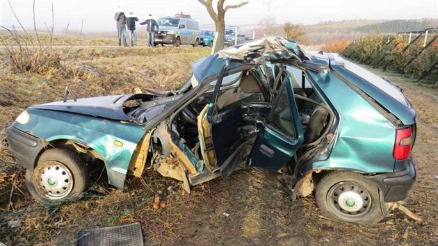 Smrteln nehoda mezi obcemi Bezov a Nivnice na Uherskobrodsku.