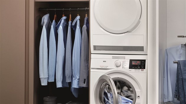Umístění pračky a sušičky na sebe šetří prostor, díky nízké spotřebě mohou oba spotřebiče fungovat současně.