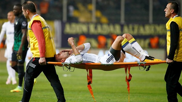 Zrann nizozemsk fotbalista Robin van Persie z Fenerbahce je odnen ze hit.