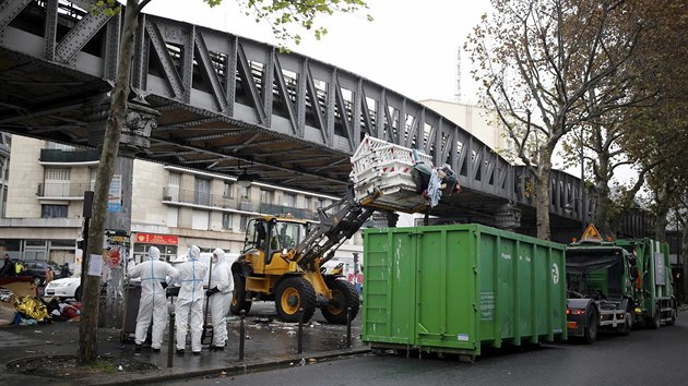 Francouzské úřady v pátek začaly s vyklízením provizorního uprchlického tábora pod stanicí pařížského metra Stalingrad (4. listopadu 2016).