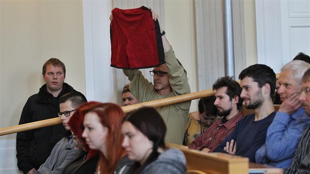 Prezident Miloš Zeman při návštěvě Moravskoslezského kraje druhý den zavítal také do Opavy, kde navštívil Slezskou univerzitu. Vítala ho zaplněná aula i jeden protestující student s červenými trenýrkami.