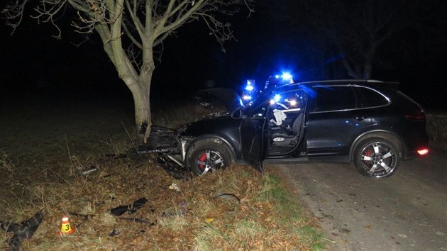 idi manipuloval s autordiem a se svm porsche narazil do stromu. Pozitivn vsledek dechov zkouky odmtl s tm, e vypil jen nealkoholick piva.