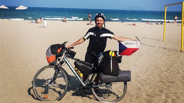 Tomáš Vejmola z Hranic se rozhodl uskutečnit jízdu kolem Černého moře. Navzdory minimu cyklistických zkušeností i prostředků se mu to podařilo.