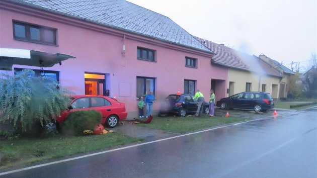 Mlad idika hyundai nezvldla na rovnm seku silnice zen a nabourala do zaparkovanho peugeotu a fasdy domu.