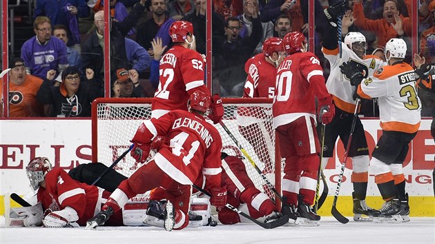 Detroitsk brank Petr Mrzek je pekonan, raduj se Mark Streit a Wayne Simmonds z Philadelphie.