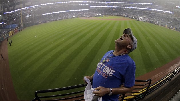 Fanouek baseballist Chicaga Cubs si vychutnv vtzstv svho tmu ve Svtov srii.