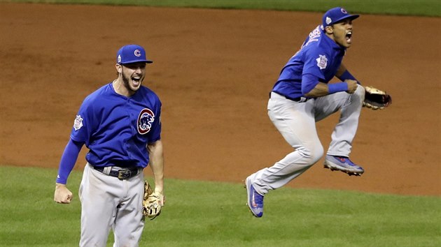Kris Bryant (vlevo) a Addison Russell se raduj z vhry svho Chicaga Cubs v baseballov Svtov srii.
