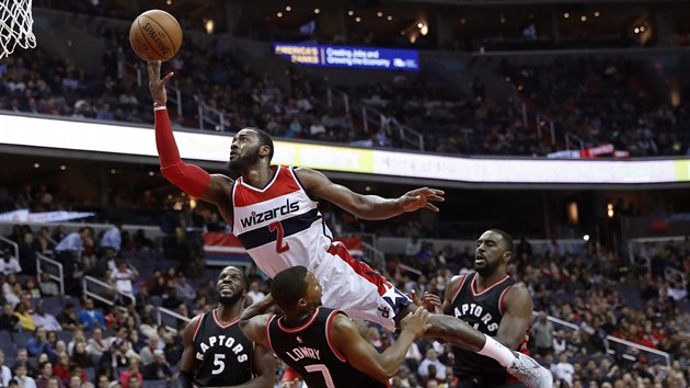 John Wall z Washingtonu vyltl nad torontskho Kyla Lowryho.