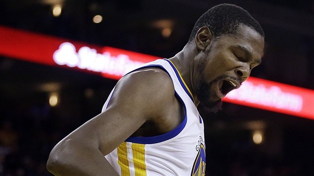 Kevin Durant z Golden State se raduje ze svho koe proti Oklahoma City.