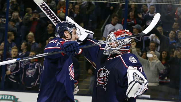 Nick Foligno a brank Sergej Bobrovskij se raduj z vhry svho Columbusu. Montreal deklasovali 10:0.