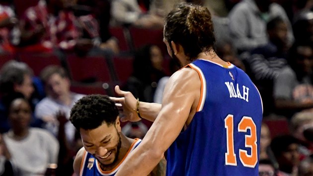 Derrick Rose (vlevo) a Joakim Noah se raduj, svj nov tm New York dovedli k vhe nad bvalm zamstnavatelem Chicagem.