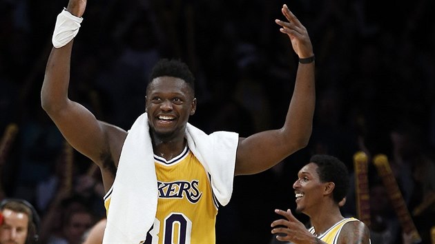 Julius Randle (vlevo) a Louis Williams z LA Lakers se raduj z vhry nad Golden State.