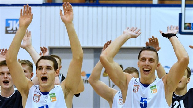 Dnt basketbalist slav vhru, v poped Filip Kroutil (13) a Tom Pomiklek (5).