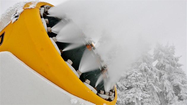 Vlekaři na Černé hoře intenzivně zasněžují sjezdovku Anděl, která se otevře už v sobotu 12. listopadu.