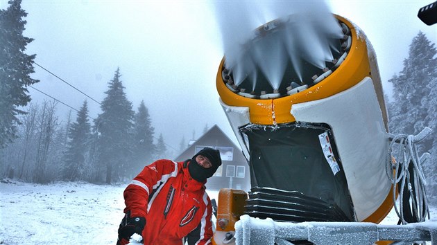 Sněžná děla vstřikují vodu do proudu studeného vzduchu. Na vrcholu Černé hory je pět pod nulou.