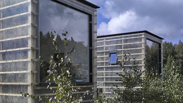 Petr Stolín a Alena Mičeková - Zen-Houses v Liberci tvoří dva vzájemně propojené kvádrové objekty. Mají neobvyklý plášť z průhledných akrylátových panelů, které ukazují kostru z měkkého dřeva. Ze dřeva, překližky a kovu jsou i interiéry, dům je z prostých materiálů, a tedy méně nákladný.