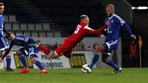 Olomouck zlonk Jakub Petr (v modrm) bhem utkn s stm nad Labem