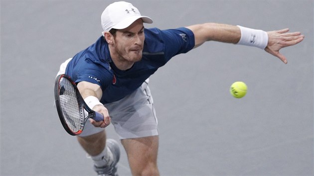 Britsk tenista Andy Murray returnuje ve finle turnaje v Pai