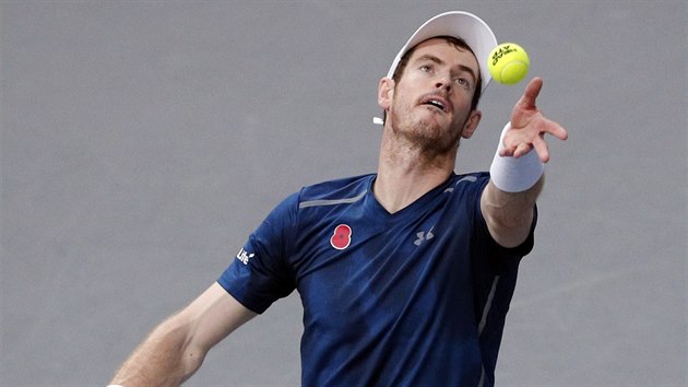 Britsk tenista Andy Murray servruje ve finle turnaje v Pai.