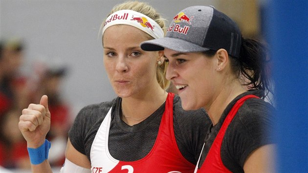 Plov volejbalistky Markta Slukov (vlevo) s Barborou Hermannovou na halovm turnaji v Pelhimov